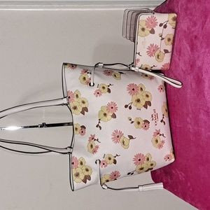 Christmas sale 🎄Authentic Coach Soft leather floral Tote with matching Wristlet